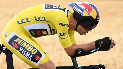 Wout van Aert lors du contre-la-montre du Critéium du Dauphiné, le 8 juin 2022 entre Montbrison et La&nbsp;Bâtie d'Urfé. (MARCO BERTORELLO / AFP)