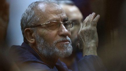 Le Guide supr&ecirc;me des Fr&egrave;res musulmans, Mohamed Badie, lors de son proc&egrave;s au Caire (Egypte), le 18 ao&ucirc;t 2014. (AHMED RAMADAN / ANADOLU AGENCY / AFP)