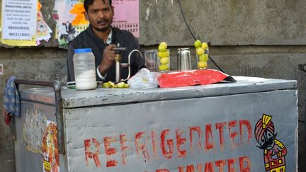 L’eau potable est rare en Inde. Ram est l’un des vendeurs d’eau de la capitale.
Il a fait réfrigérer son chariot pour satisfaire ses clients, surtout en été. Tous les jours, il fait le plein d’eau et s’en va la vendre dans les rues de la ville. A moins de deux centimes d’euro (2 roupies) le verre d’eau, Ram rapporte environ 10 euros mensuels. Avec l’aide d’un peu de sucre et de citron, il propose aussi des «freshlime» à 7 roupies (environ 10 centimes d’euro). (Amanda Jacquel)