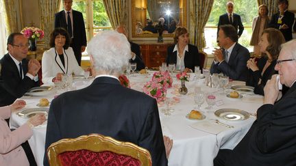 Pour son premier d&eacute;jeuner en tant que pr&eacute;sident de la R&eacute;publique fran&ccedil;aise, Fran&ccedil;ois Hollande a invit&eacute; &agrave; sa table les anciens Premiers ministres socialistes et leurs conjoints. (REUTERS )