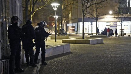 Suite a un accident de scooter volé d'un jeune de 13 ans, le quartier de la Duchère à Lyon s'est embrasé (ici le 4 mars 2021). (ST?PHANE GUIOCHON / MAXPPP)