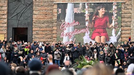 Des milliers de personnes assistent aux obsèques de Giulia Cecchettin, étudiante de 22 ans assassinée par son ex-conjoint, le 5 décembre 2023, à Padoue (Italie). (ANDREA PATTARO / AFP)