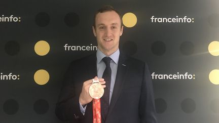 La handballeur français, Valentin Porte,&nbsp;pose avec sa médaille de bronze remportée à l'Euro, à franceinfo, le lundi 29 janvier 2018. (FRANCEINFO / SARAH MOULAI)