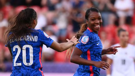 Grace Geyoro et Delphine Cascarino fêtent le troisième des Françaises face à l'Italie, lors de l'Euro 2022, le 10 juillet, à&nbsp;Rotherham (Royaume-Uni). (FRANCK FIFE / AFP)