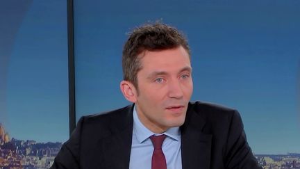 La position du nouveau ministre de l'Économie, Antoine Armand, de ne pas traiter avec le Rassemblement national, qu'il ne compte pas dans "l'arc républicain", déplaît fortement dans les rangs du RN. (franceinfo)