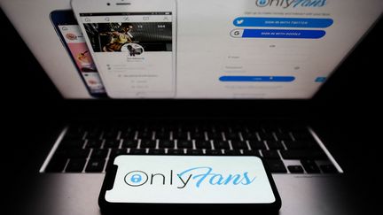 Le logo Onlyfans sur un téléphone et un ordinateur, à Cracovie (Pologne), le 27 avril 2021.&nbsp; (JAKUB PORZYCKI / NURPHOTO / AFP)