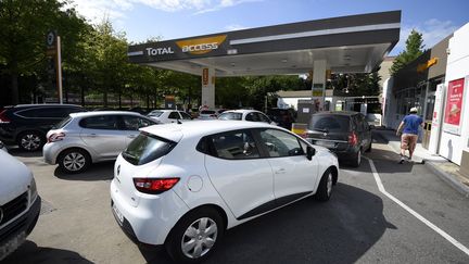 Des automobilistes font la queue dans une station essence de Rennes (Ille-et-Vilaine), le 25 mai 2016. (DAMIEN MEYER / AFP)