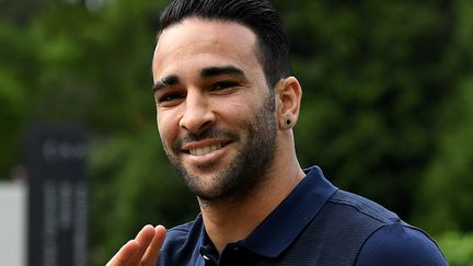 Le défenseur des Bleus Adil Rami lors de son arrivée à Clairefontaine (Yvelines), le 24 mai 2016. (FRANCK FIFE / AFP)