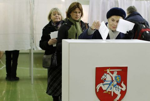 Dans un bureau de vote à Vilnius, le 9 octobre 2016 (Mindaugas Kulbis/AP/SIPA)