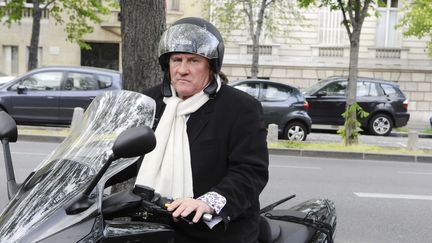 L'acteur G&eacute;rard Depardieu en scooter dans les rues de Paris, le 29 mars 2011. (DURAND FLORENCE / SIPA)