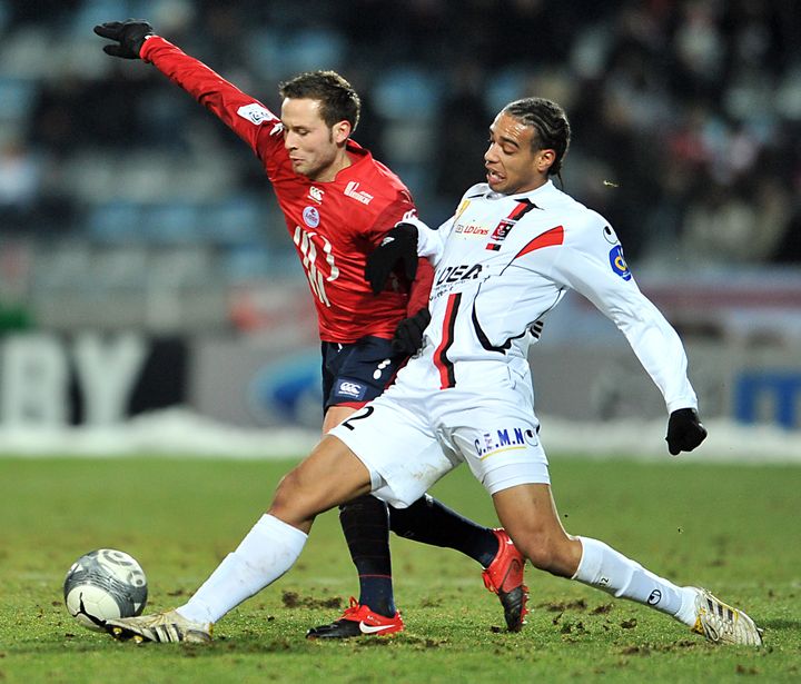 Le d&eacute;fenseur de Boulogne-sur-Mer Guillaume Borne (en blanc) &agrave; la lutte avec le Lillois Yohan Cabaye, lors d'un match &agrave; Boulogne (Pas-de-Calais), le 13 f&eacute;vrier 2010.&nbsp; (PHILIPPE HUGUEN / AFP)