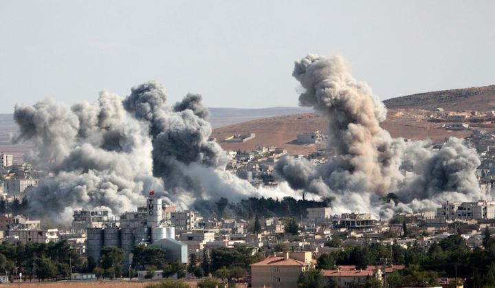 La ville de Kobani&nbsp;(Syrie) apr&egrave;s une frappe a&eacute;rienne contre l'EI, le 15 octobre 2014. (OMER URER / ANADOLU AGENCY / AFP)