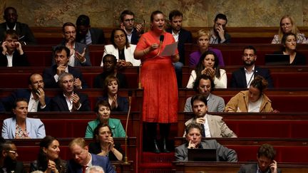 Mathilde Panot, présidente du groupe parlementaire de l'Assemblée nationale de (LFI) et de la coalition de gauche NUPES (Nouvelle Union populaire écologique et sociale), lors d'une séance de questions au gouvernement à l'Assemblée nationale, le 3 octobre 2023. (THOMAS SAMSON / AFP)