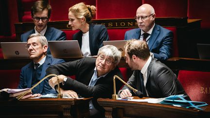 Le président de la commission des finances, Eric Coquerel, s'entretient avec le ministre français de l'Economie, Antoine Armand, à l'Assemblée nationale, le 14 octobre 2024. (AMAURY CORNU / HANS LUCAS / AFP)