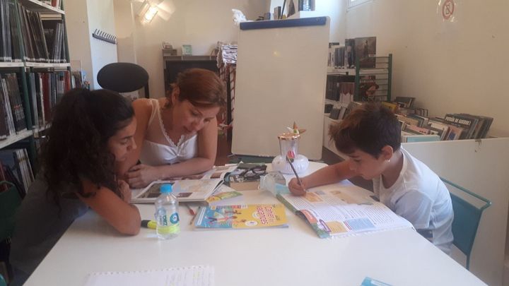 Eté apprenant pour Paloma et Esteban à la médiathèque d'Ajaccio, avec Antonia Maroselli. Le 9 juillet 2020 (FARIDA NOUAR / FRANCEINFO / RADIO FRANCE)