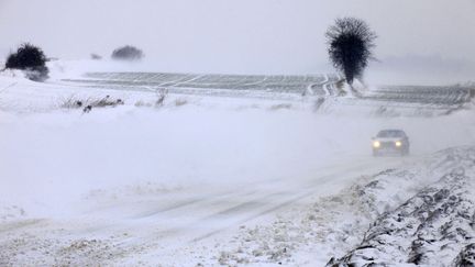 Une route enneig&eacute;e &agrave; Contey, entre Doullens et Amiens (Somme) le 11 mars 2013. (PASCAL ROSSIGNOL / REUTERS)