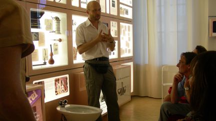 Le Dr Christian Fialat fait une visite guidée aux visiteurs de son musée de la contraception et de l'avortement à Vienne en Autriche. (MUVS, VIENNA)