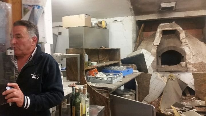 Nando, dans son restaurant La Fattoria, dévasté, le plus réputé de la région avant le séisme. (RADIO FRANCE / MATHILDE IMBERTY)