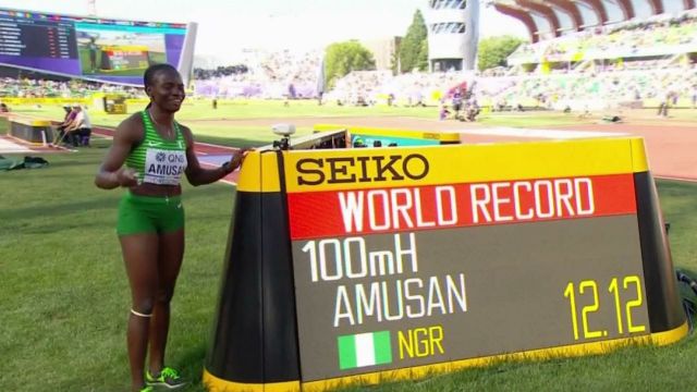 C'est la sensation de ce début de dernière nuit des Championnats du monde d'Eugene ! Lors de sa demi-finale, Tobi Amusan a été supersonique et a battu le record du monde du 100 mètres haies. La Nigériane a réalisé un chrono de 12 secondes et 12 centièmes. Elle devance l'ancienne recordwoman du monde de la discipline, l'Américaine Kendra Harrison, qui se qualifie également directement pour la finale.