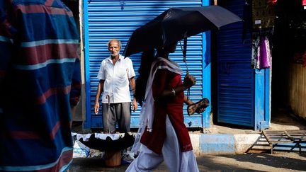 A travers des scènes de rue dans les villes de Bénarès et de Calcutta, une vision de la vie en Inde. (Jean-Pierre Le Borgne)