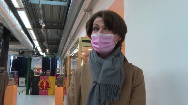 Au marché aux puces de Saint-Ouen, une exposition "top-secrète" est ouverte malgré le Covid-19