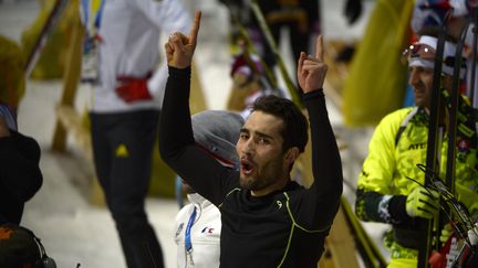 Martin Fourcade le 13 f&eacute;vrier 2014, c&eacute;l&eacute;brant sa seconde m&eacute;daille d'or &agrave; Sotchi (Russie). (PIERRE-PHILIPPE MARCOU / AFP)