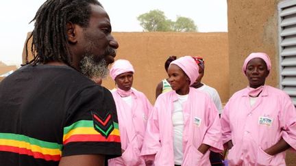 Tiken Jah Fakoly dans un centre de santé au Burkina Faso, le 20 mars 2012.
 (Raphael de Bengy - ACF)