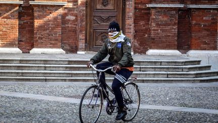 Un homme avec un homme en Italie, le 21 février.&nbsp; (MATTEO CORNER / ANSA)