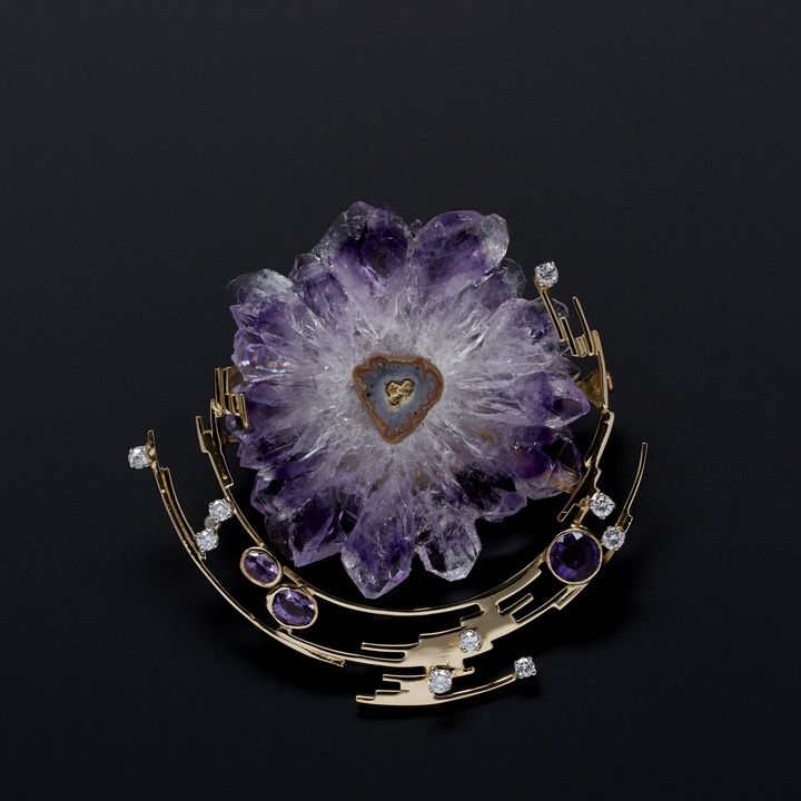 Jean&nbsp;Vendome : pendentif-broche rosace en or&nbsp;jaune, diamants, fleur-tranche d’améthyste brute, améthystes rondes et ovales (Benjamin Chelly)