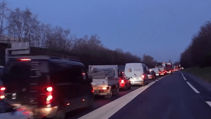 Colère des agriculteurs : les blocages créent de nombreux kilomètres de bouchons autour de Paris