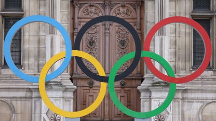 Les anneaux olympiques installés devant la mairie de Paris, à l'occasion des Jeux 2024. (LP / ARNAUD JOURNOIS / MAXPPP)