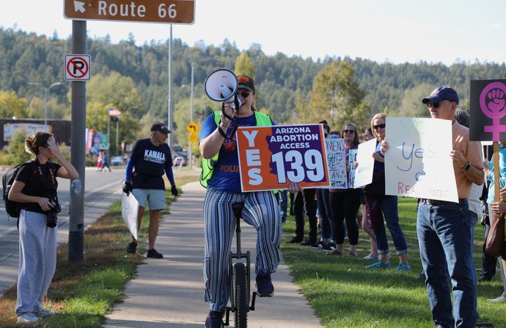 Des manifestants défendent la Proposition 139 renforçant le droit à l'avortement, soumise au vote en même temps que l'élection présidentielle, le 13 octobre 2024 à Flagstaff, en Arizona. (VALENTIN PASQUESOONE / FRANCEINFO)