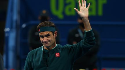 Roger Federer salue le public à Doha lors de son retour à la compétition le 10 mars 2021 (SAMER F REJJAL / HANDOUT BY BEIN SPORTS / MAXPPP)