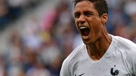 Le défenseur français Raphaël Varane exulte après avoir ouvert le score contre l'Uruguay en quart de finale de la Coupe du monde, vendredi 6 juillet 2018 à&nbsp;Nijni Novgorod (Russie). (MLADEN ANTONOV / AFP)