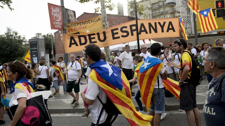 Des manifestants d&eacute;filent avec l'Esteladas, le drapeau catalan en faveur de l'ind&eacute;pendance, vendredi 11 septembre 2015. (JOSEP LAGO / AFP)