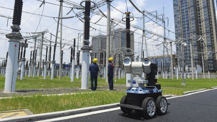 Un robot inspecte des&nbsp;installations&nbsp;électriques à Chuzhou (Chine), le 19 juillet 2017. Son utilisation&nbsp;évite aux ouvriers de travailler en&nbsp;période caniculaire. (ZUMA PRESS / REA)