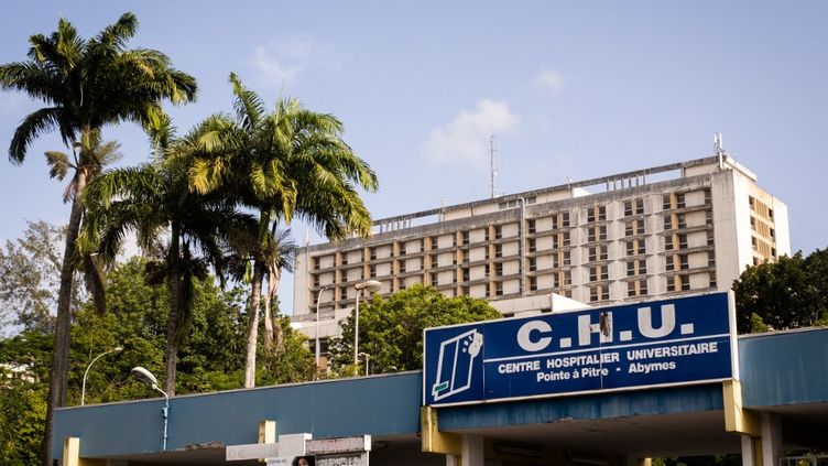 L'entrée du CHU de&nbsp;Pointe-à-Pitre (Guadeloupe), le 3 septembre 2021. (CARLA BERNHARDT / AFP)