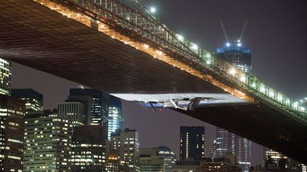 Des morceaux de m&eacute;tal pendent du pont de Brooklyn apr&egrave;s qu'une grue transport&eacute;e sur un bateau l'a heurt&eacute;, New York, le 13 mars 2012. (JOHN MICHILLO / AP / SIPA)