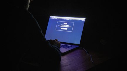 Un internaute face au message&nbsp;d'un site pornographique avertissant de son interdiction aux mineurs. (Photo d'illustration) (STEPHANE DUPRAT / AFP)