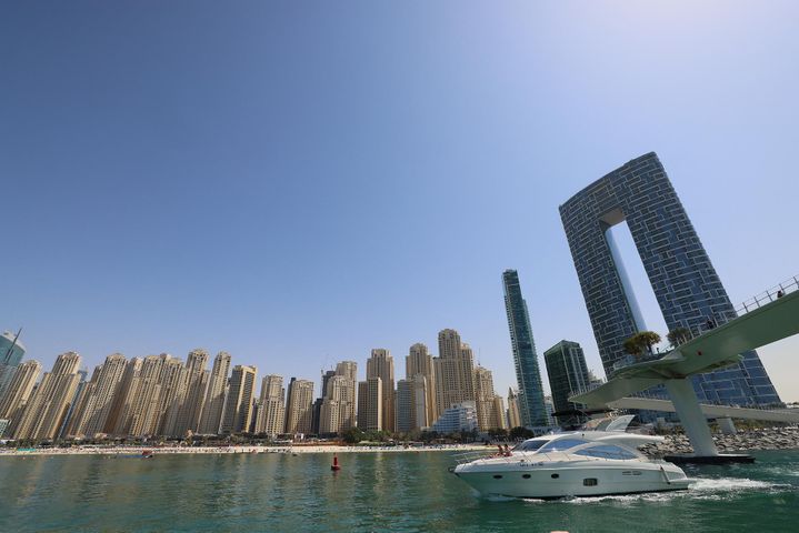 Un bateau passe devant la Jumeirah Beach Residence (JBR) à Dubaï, aux Émirats arabes unis, le 3 mars 2021. (GIUSEPPE CACACE / AFP)