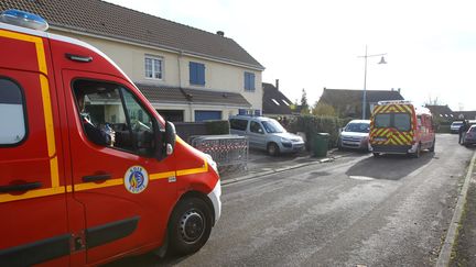 Des pompiers interviennent à Poulainville, près d'Amiens (Somme), le 14 novembre 2020 après la découverte des corps de deux adolescents. (MAXPPP)