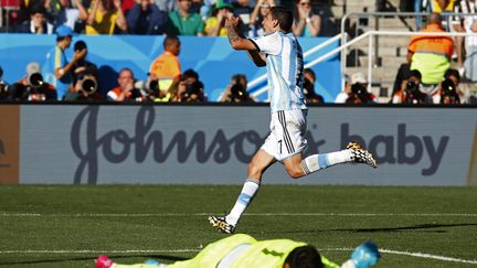 &nbsp; (Angel Di Maria a mis fin aux espoirs des Suisses et leur gardien Diego Benaglio © Reuters/Paul Hanna)