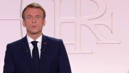 Le journaliste du 12/13 Guillaume&nbsp;Daret, en direct depuis le&nbsp;palais de l'Elysée&nbsp;(Paris), revient sur l'annonce de la candidature à l'élection présidentielle du président sortant Emmanuel Macron.&nbsp; (FRANCE 3)