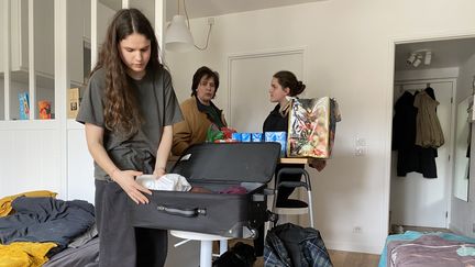 Sophie, Anastasiia et leur maman Larissa préparent leurs valises à Toulouse (Haute-Garonne), le 8 avril 2022, pour rentrer en Ukraine. (RAPHAEL GODET / FRANCEINFO)