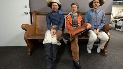 De jeunes gar&ccedil;ons grim&eacute;s posent avant de participer au festival "Pageant of the Masters", un festival d'arts vivants qui propose de reconstituer des tableaux, Laguna Beach (Californie, Etats-Unis), le 3 juin 2013. (JOE KLAMAR / AFP)