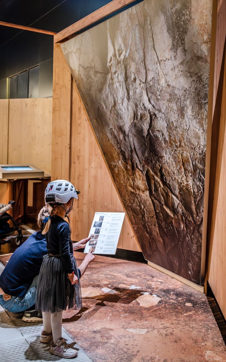 Le sol et une paroi de la grotte Chauvet reproduits dans l'exposition de la Cité des sciences et de l'industrie, à Paris, octobre 2024. (ARNAUD ROBIN / EPPDCSI)