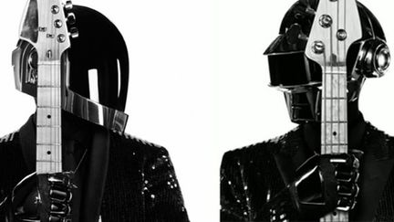 Le look 2013 des deux robots de Daft Punk est signé Hedi Slimane.
 (Saint Laurent Music Project / Daft Punk)