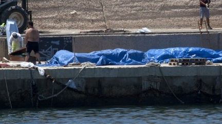 Des volontaires évacuent les corps de migrants retrouvés morts à leur arrivées sur l'île de Lampedusa (italie) (AFP - Alessia Capasso)