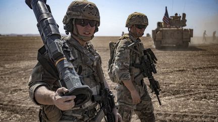 Exercice militaire conjoint entre les forces de la coalition dirigée par les États-Unis contre le groupe État islamique et des membres des Forces démocratiques syriennes au nord-est de la Syrie, le 7 septembre 2022. (DELIL SOULEIMAN / AFP)