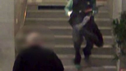 Image de la cam&eacute;ra de vid&eacute;osurveillance de BFMTV, o&ugrave; l'on voit&nbsp;Christian Aurenche croiser la route de l'homme qui a menac&eacute; des employ&eacute;s de BFMTV, vendredi 15 novembre au matin, &agrave; Paris. (BFMTV)